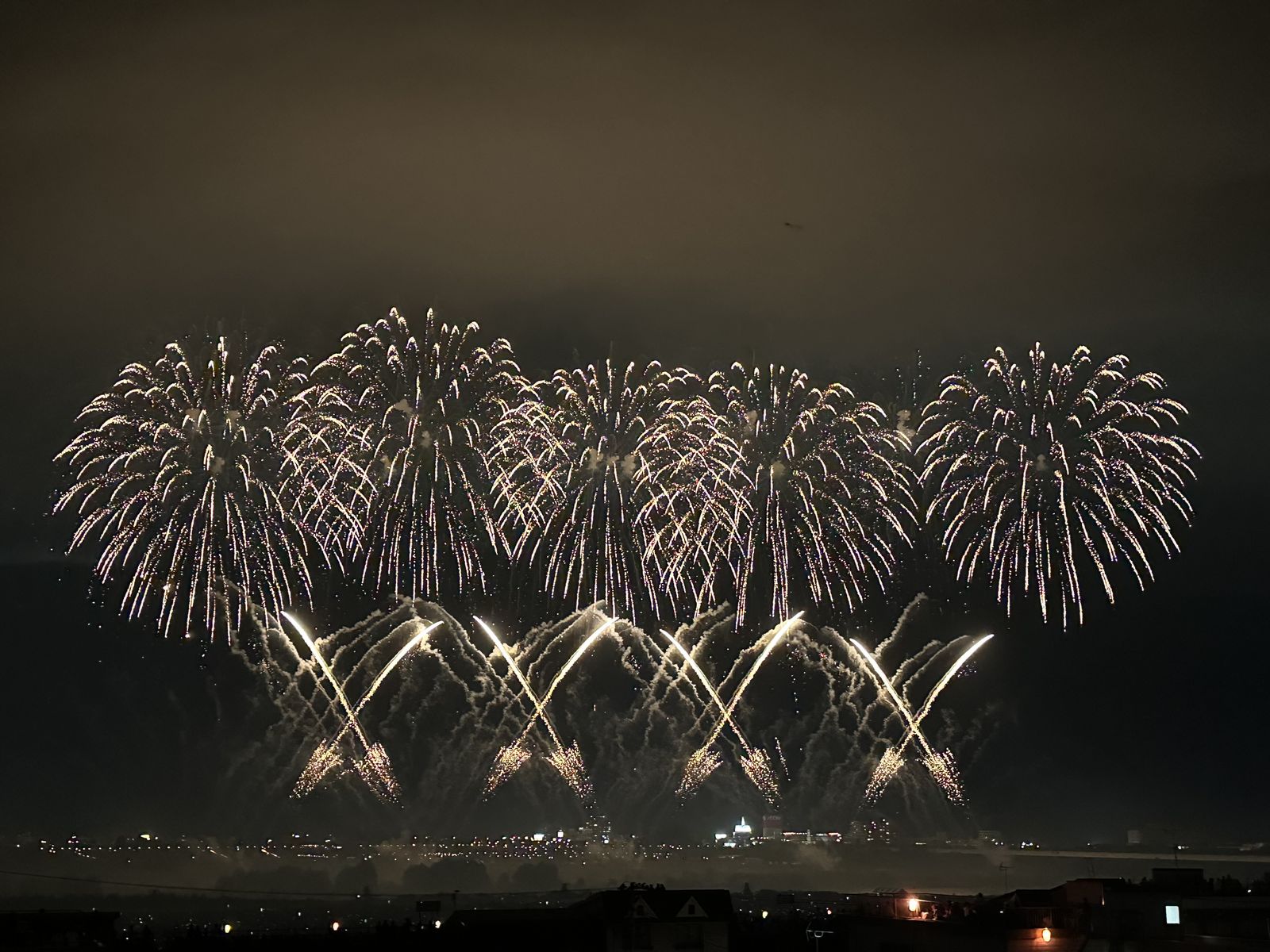 空一面に横一列で開く復興祈願花火フェニックス